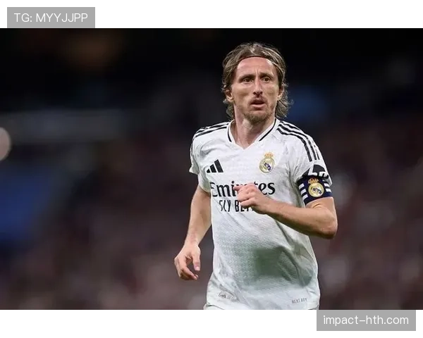 莫德里奇持续展现智慧与技巧,重塑中场游戏的典范状态分析 莫德里奇持续展现智慧与技巧,重塑中场游戏的典范状态分析