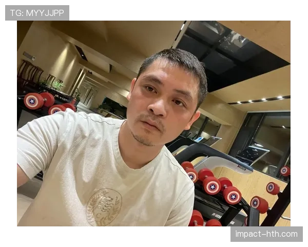 石智勇训练完直接啃鸡腿，这自律和放纵的切换也太真实了